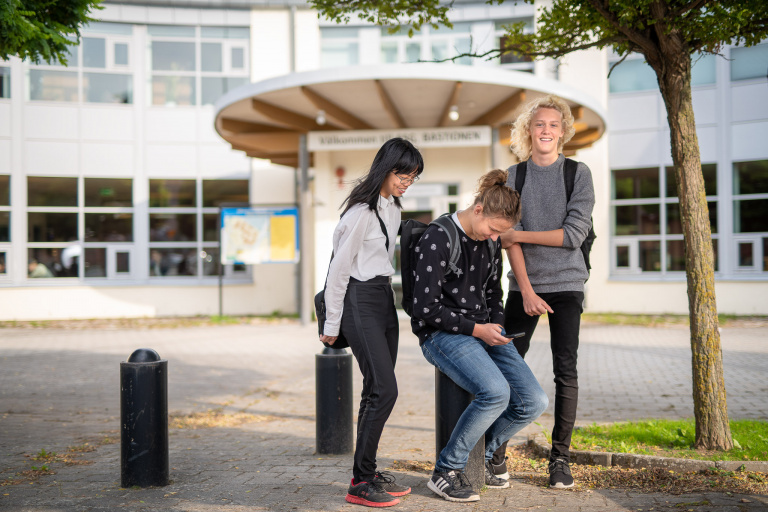 Söderslättsgymnasiet erbjuder utbildning av hög kvalitet där målet är att förbereda dig som elev på bästa sätt inför kommande yrkesliv och fortsatta studier.