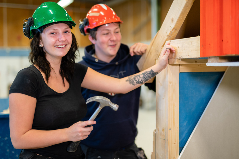 På Bygg- och anläggningsprogrammet kan du efter utbildningen välja mellan många byggyrken. Du kan även vidareutbilda dig på högskola eller kanske bli en framtida egenföretagare.