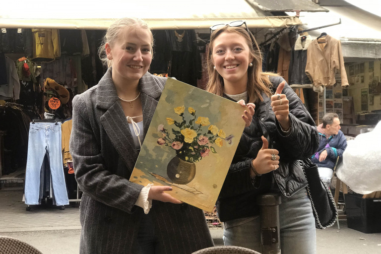 Carla och Stina gör loppisfynd på en marknad i Paris.