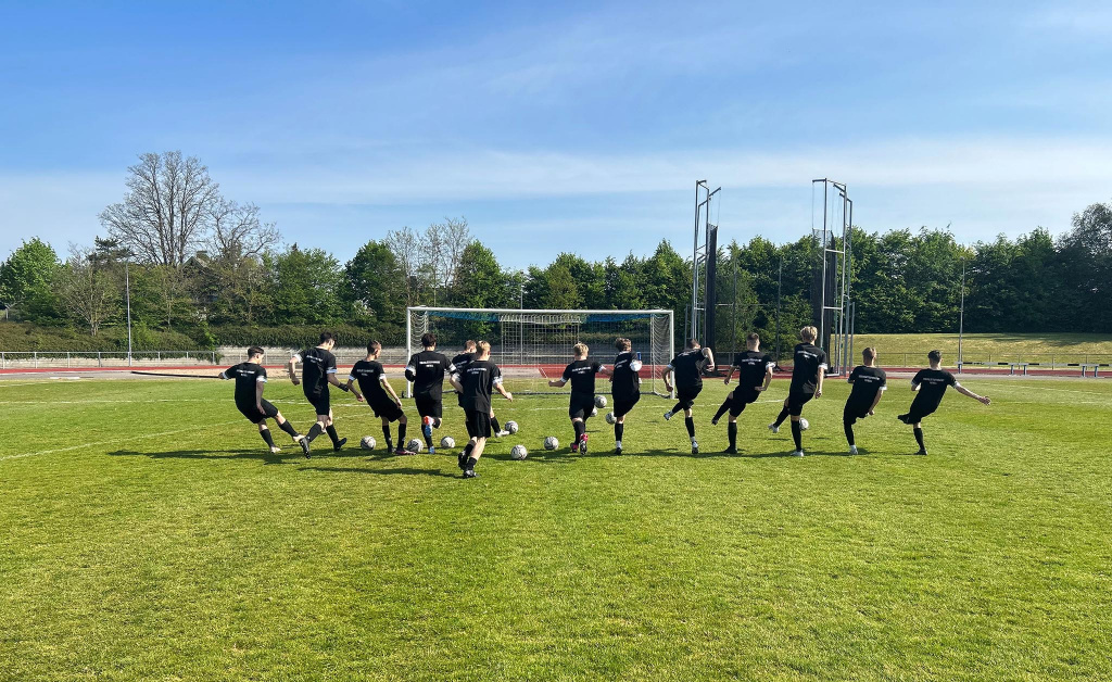 Elever tränar fotboll på den lokala fotbollsutbildningen.