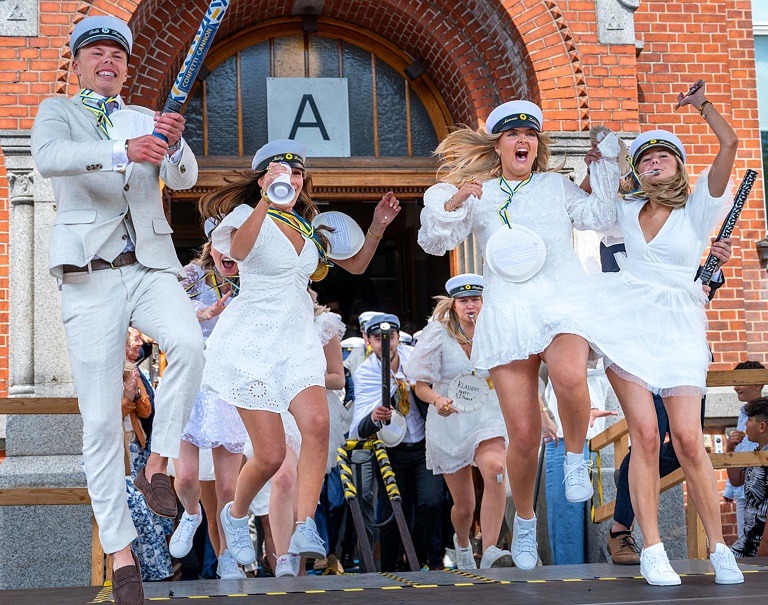 Studenter springer ut från Söderslättsgymnasiet.