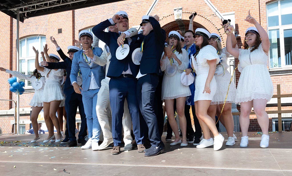 Studenter springer ut från S:t Nicolai 2025.